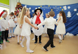 Dzieci tanczą wokół Bałwanka